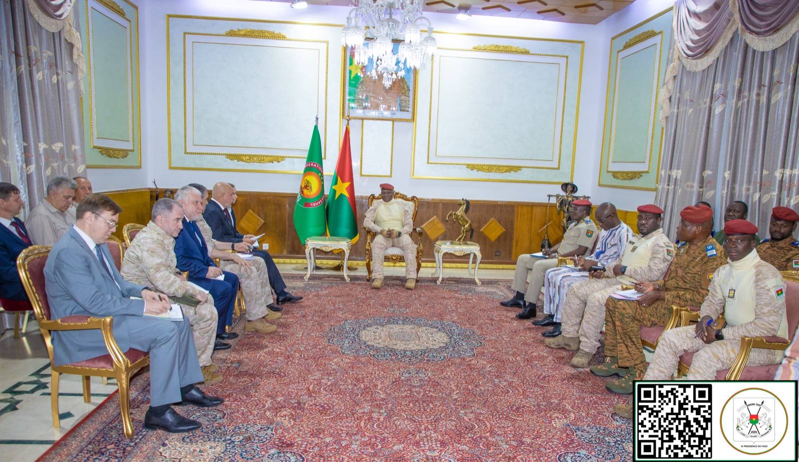 Rencontre officielle entre le président de la Transition du Burkina Faso, Ibrahim Traoré, et une délégation militaire russe, au palais présidentiel de Ouagadougou.