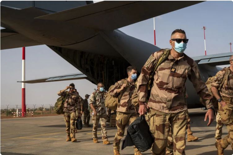 Soldats français quittant une base aérienne en Afrique.