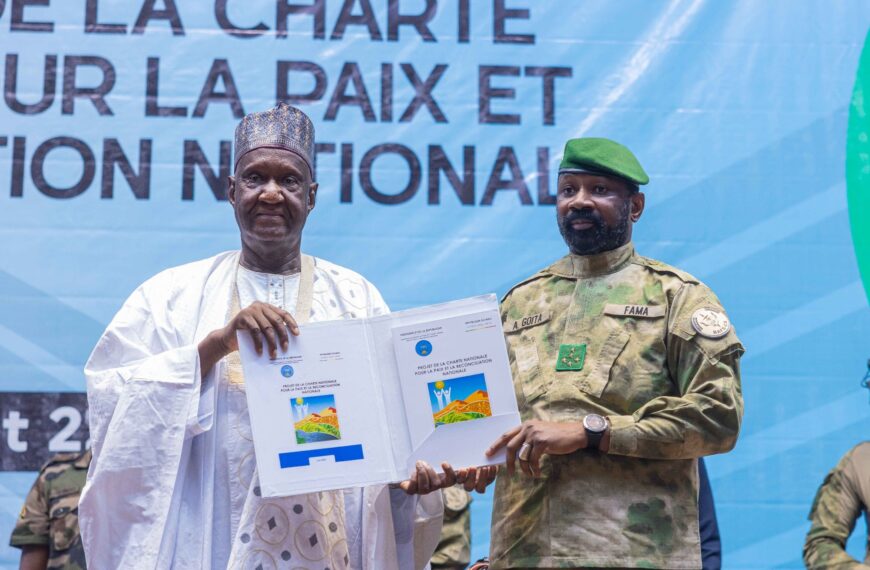 Le président de la Transition du Mali, Assimi Goïta, remet officiellement le projet de Charte nationale pour la paix et la réconciliation lors d'une cérémonie solennelle à Bamako.