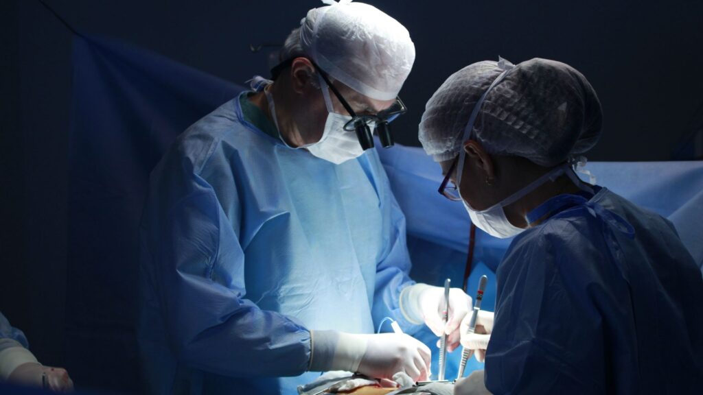 Chirurgiens en salle d'opération effectuant une intervention médicale