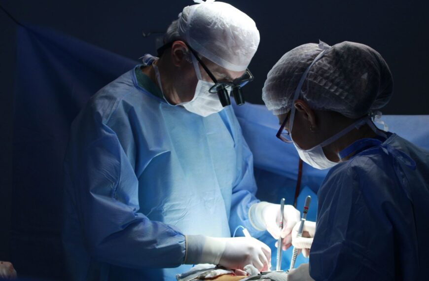 Chirurgiens en salle d'opération effectuant une intervention médicale