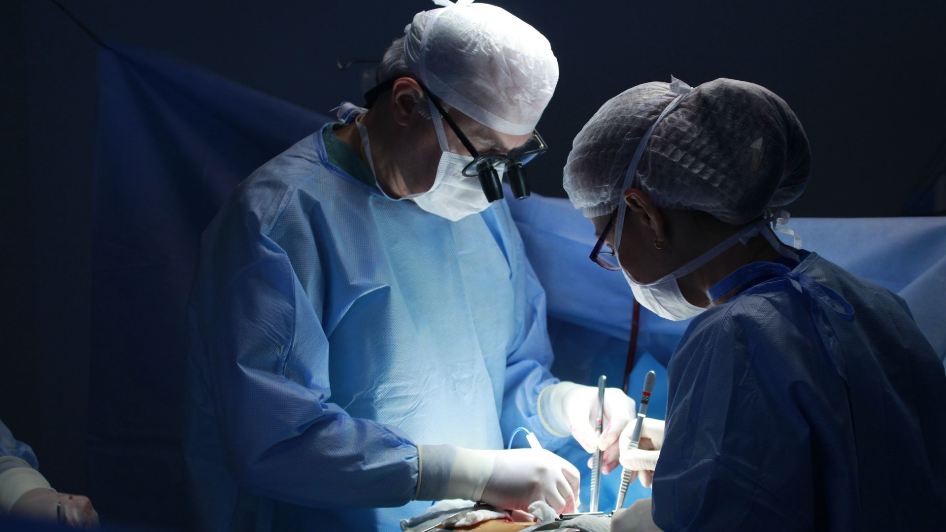 Chirurgiens en salle d'opération effectuant une intervention médicale