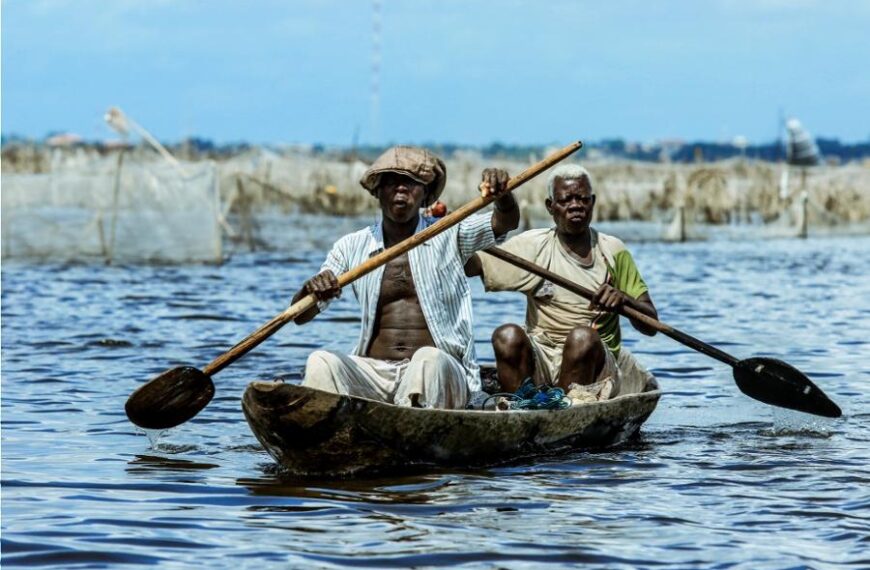 Deux pêcheurs tofins dans une pirogue à Ganvié