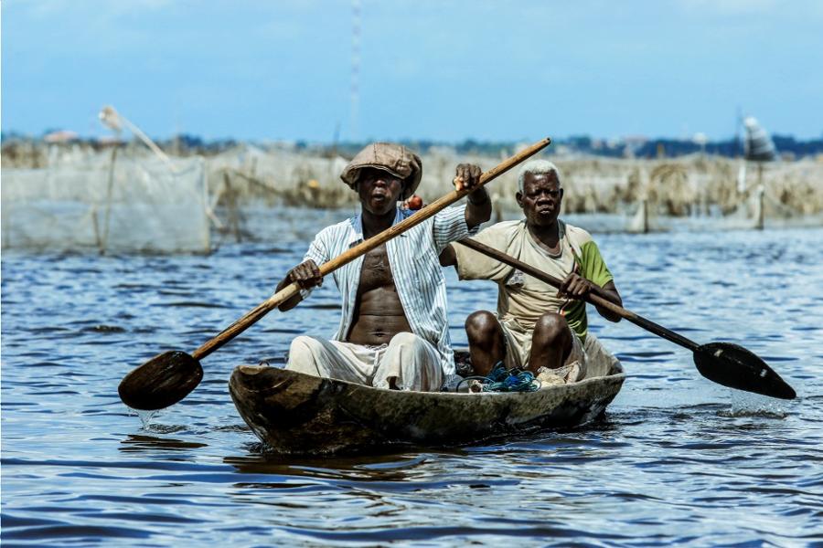 Deux pêcheurs tofins dans une pirogue à Ganvié