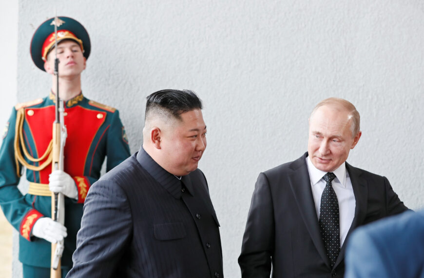 Kim Jong-un et Vladimir Poutine en discussion lors d’un accueil officiel.