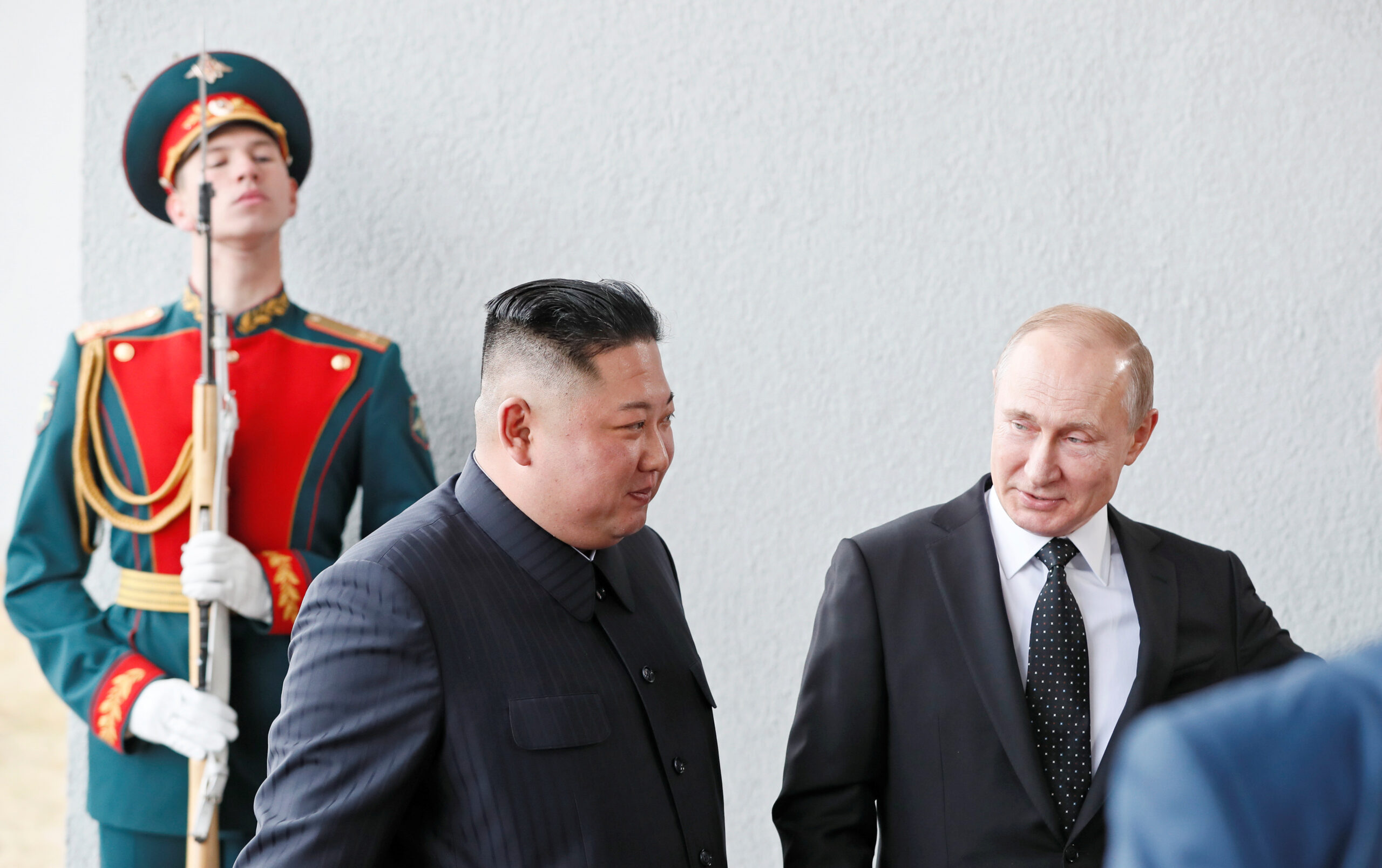 Kim Jong-un et Vladimir Poutine en discussion lors d’un accueil officiel.
