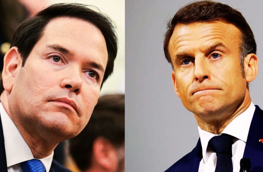 Deux hommes politiques sérieux en costume, face à face.