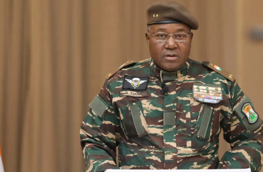 Le général Abdourahamane Tiani en uniforme militaire, prononçant un discours officiel au Niger.