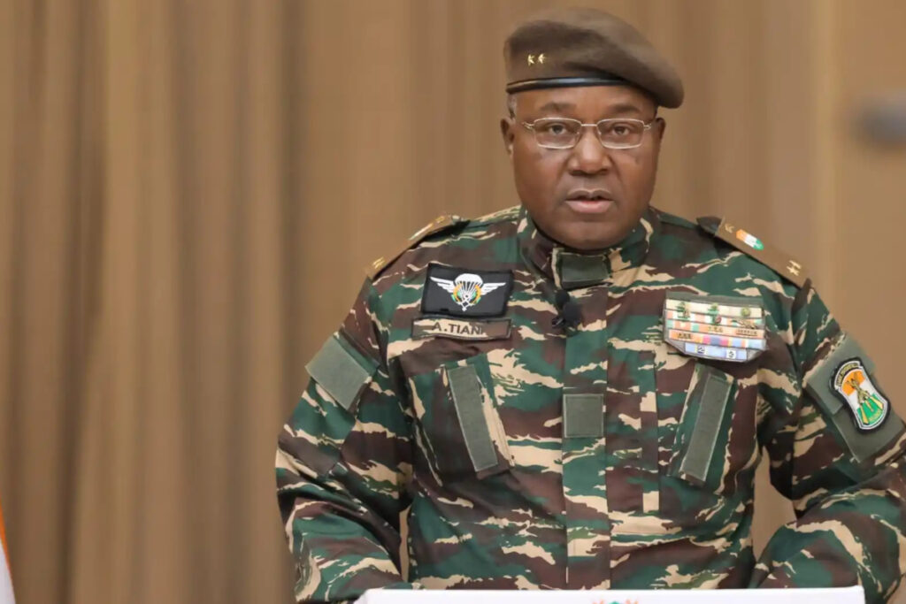 Le général Abdourahamane Tiani en uniforme militaire, prononçant un discours officiel au Niger.