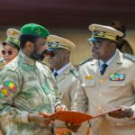 Officiers maliens en uniforme discutant lors d’une cérémonie officielle.