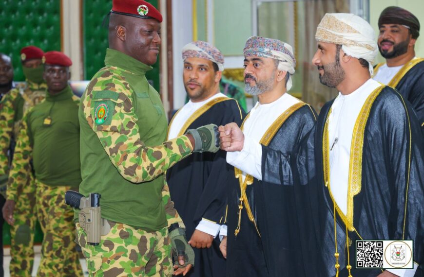 Ibrahim Traoré salue une délégation du Sultanat d’Oman à Ouagadougou.
