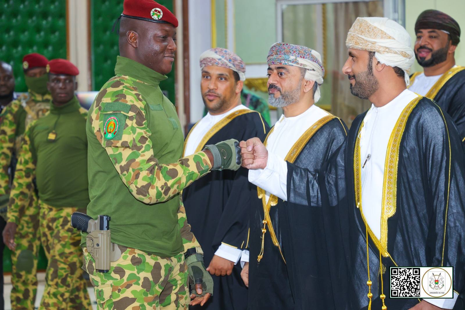 Ibrahim Traoré salue une délégation du Sultanat d’Oman à Ouagadougou.