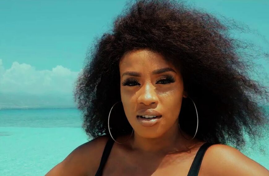Portrait de la chanteuse haïtienne Bedjine face à la mer, symbole de la nouvelle génération musicale caribéenne.