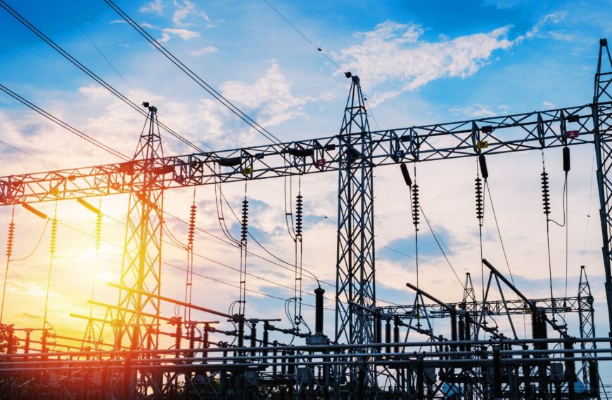 Illustration d’un poste électrique au coucher du soleil, représentant la modernisation du secteur énergétique.
