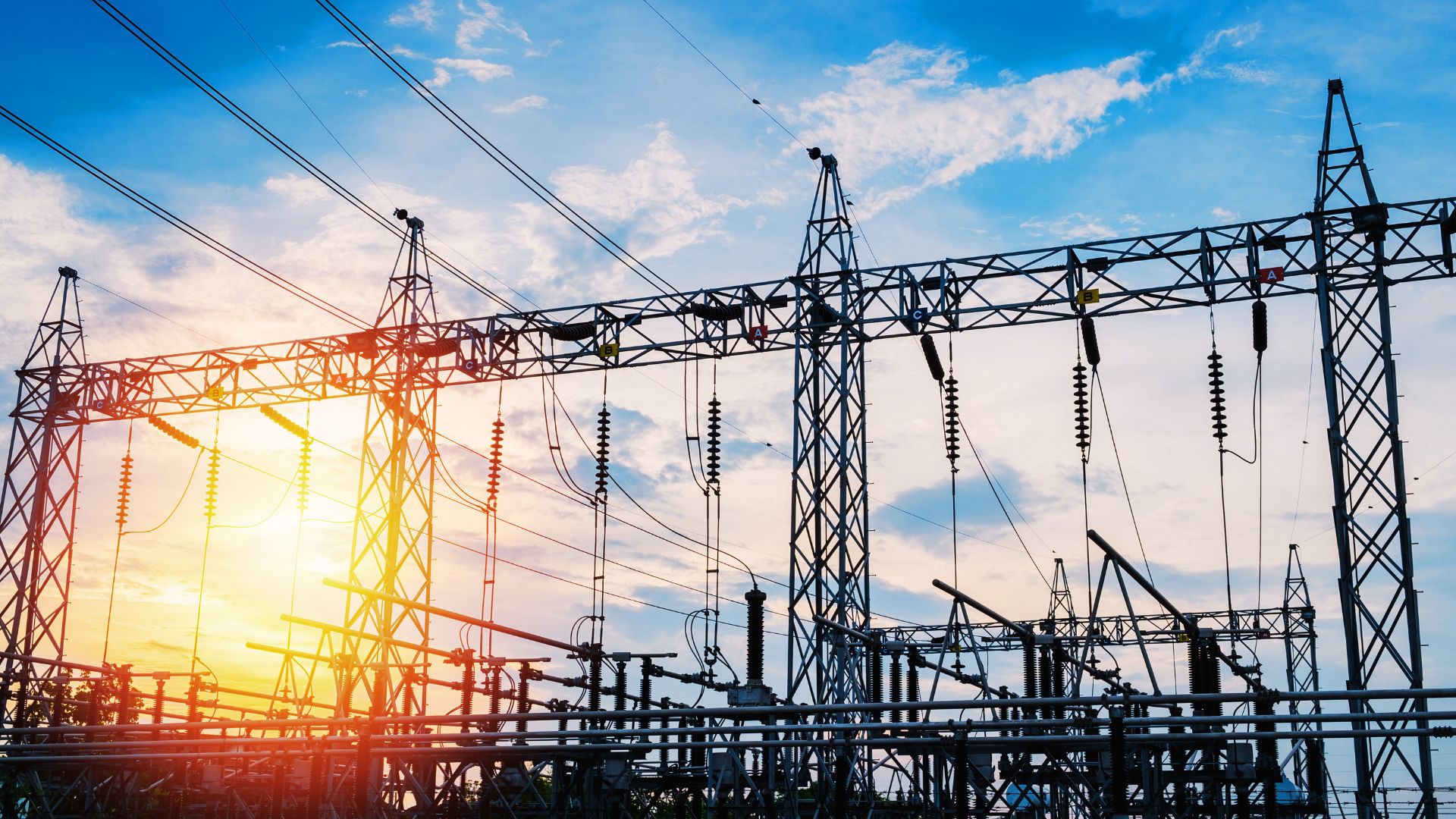 Illustration d’un poste électrique au coucher du soleil, représentant la modernisation du secteur énergétique.