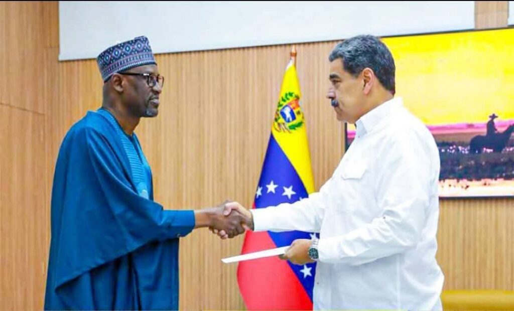 Le président Nicolás Maduro serre la main du ministre malien Abdoulaye Diop lors de la remise d’un message officiel à Caracas.