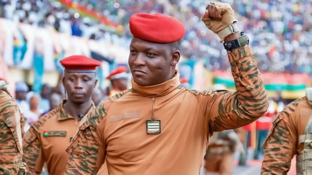 Le capitaine Ibrahim Traoré lève le poing lors d’un rassemblement militaire au Burkina Faso.