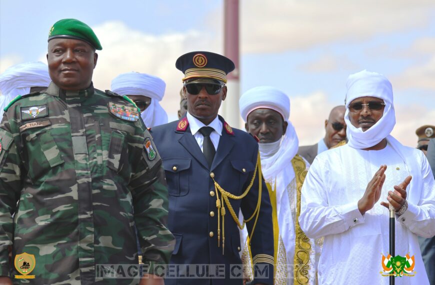 Le président du Tchad, Mahamat Idriss Déby Itno, et le président du Niger, Abdourahamane Tiani, côte à côte lors d’une cérémonie officielle à Niamey.