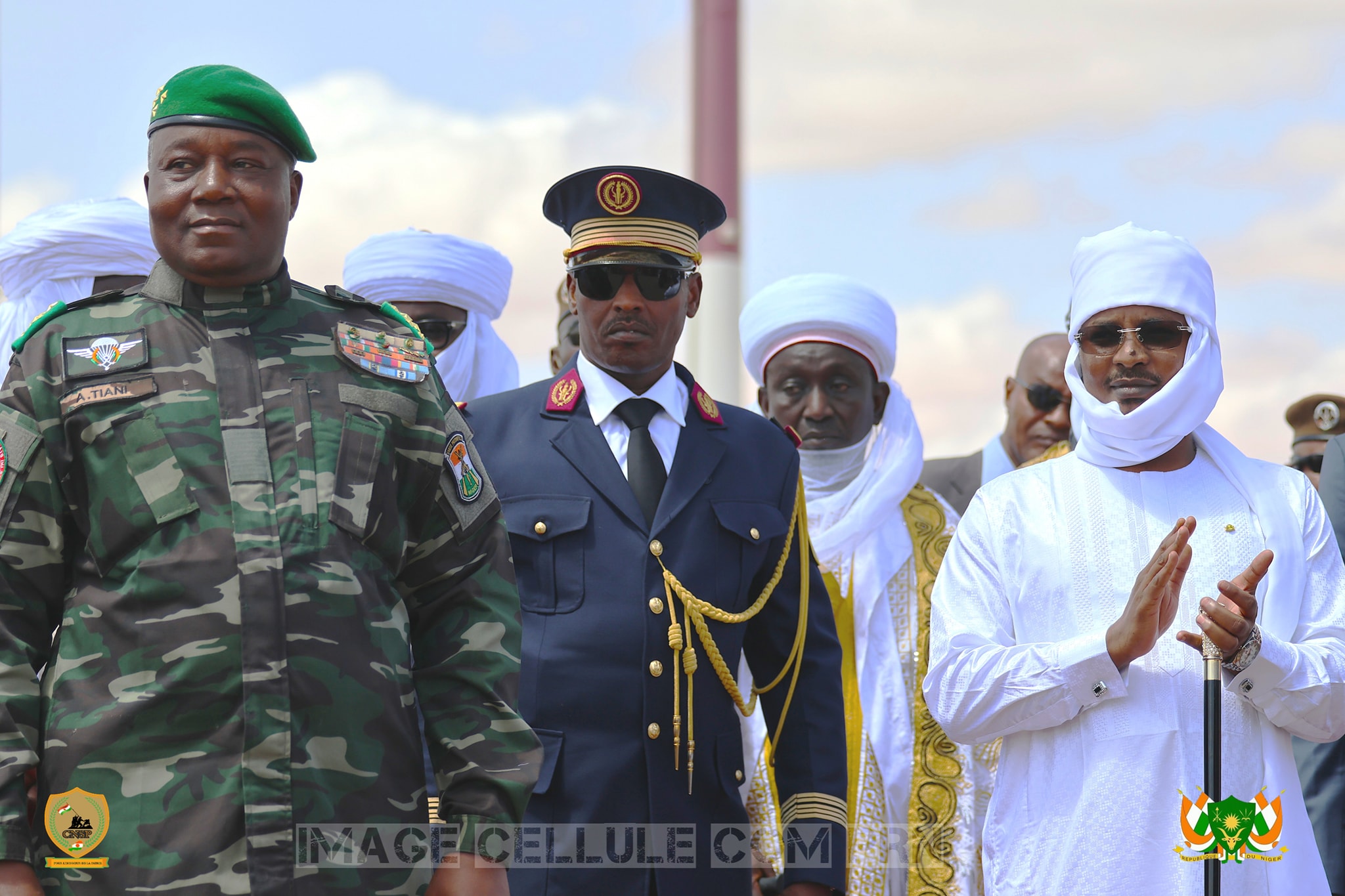 Le président du Tchad, Mahamat Idriss Déby Itno, et le président du Niger, Abdourahamane Tiani, côte à côte lors d’une cérémonie officielle à Niamey.