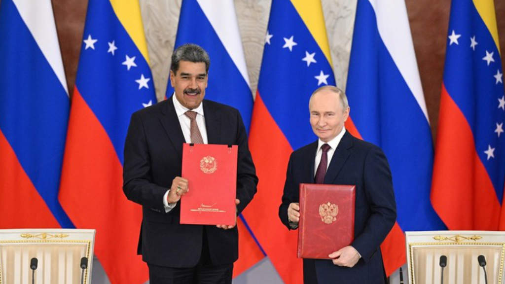 Rencontre entre les dirigeants de la Russie et du Venezuela après la signature d’accords bilatéraux.
