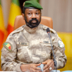 Le président malien Assimi Goïta en uniforme militaire.