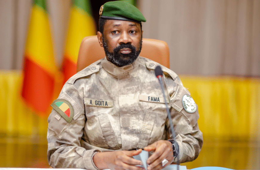 Le président malien Assimi Goïta en uniforme militaire.