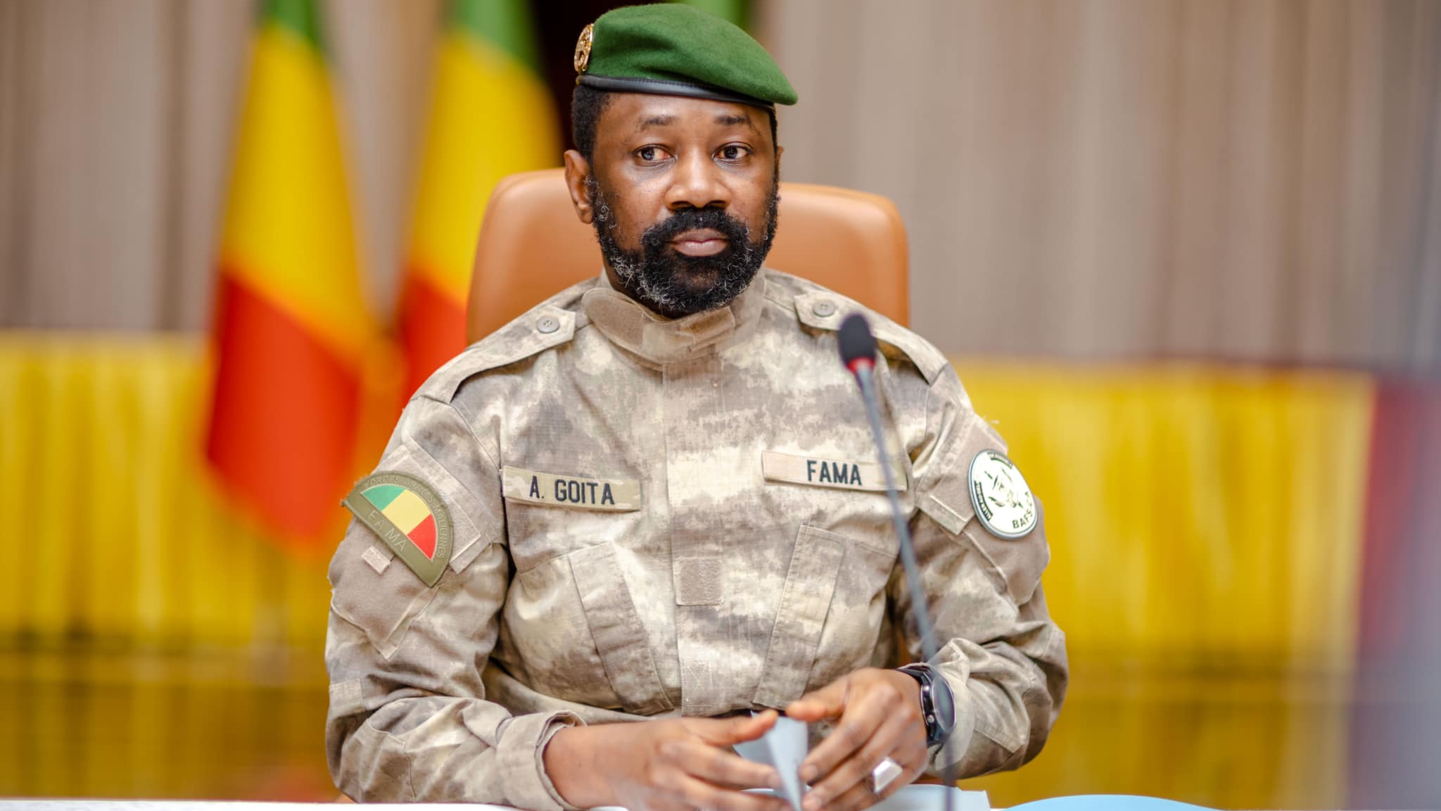 Le président malien Assimi Goïta en uniforme militaire.