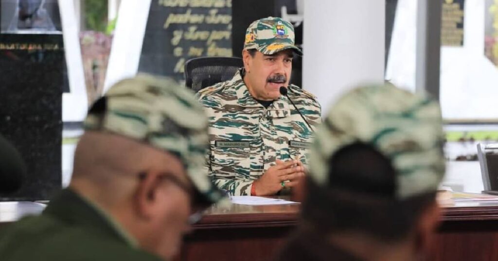 Nicolas Maduro en uniforme militaire lors d’une réunion avec les forces armées vénézuéliennes.