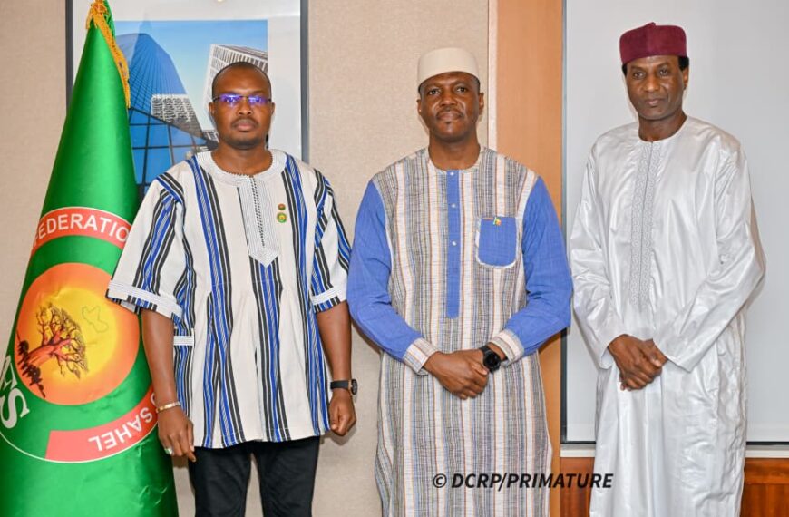 Trois Premiers ministres de l’AES debout côte à côte devant le drapeau de la Confédération des États du Sahel.
