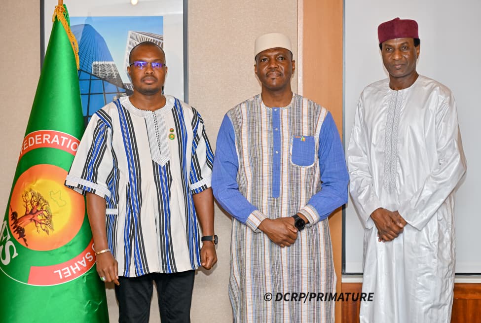 Trois Premiers ministres de l’AES debout côte à côte devant le drapeau de la Confédération des États du Sahel.