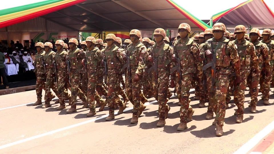 Soldats maliens en tenue de camouflage défilant lors d’une cérémonie officielle.