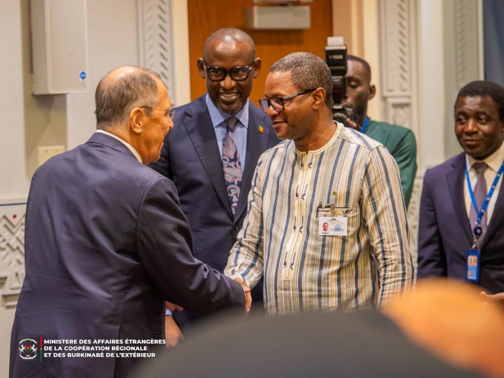 Sergueï Lavrov salue le ministre burkinabè des Affaires étrangères lors d’une rencontre avec l’AES à New York, le 24 septembre 2025.