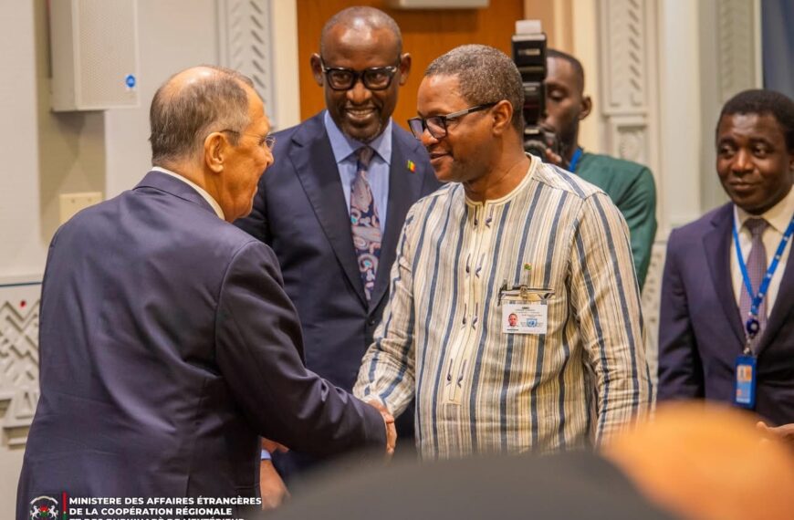 Sergueï Lavrov salue le ministre burkinabè des Affaires étrangères lors d’une rencontre avec l’AES à New York, le 24 septembre 2025.