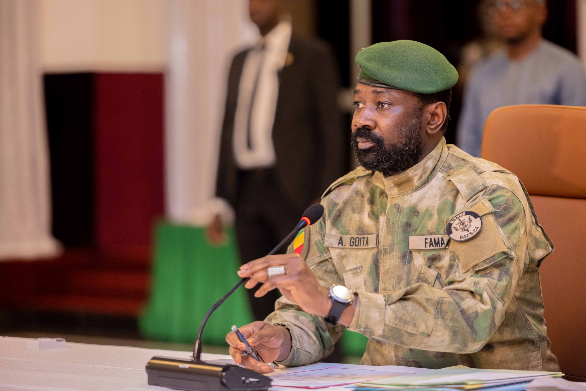 Assimi Goïta, président de la Transition du Mali, en tenue militaire des Forces armées maliennes, lors d’une réunion officielle.
