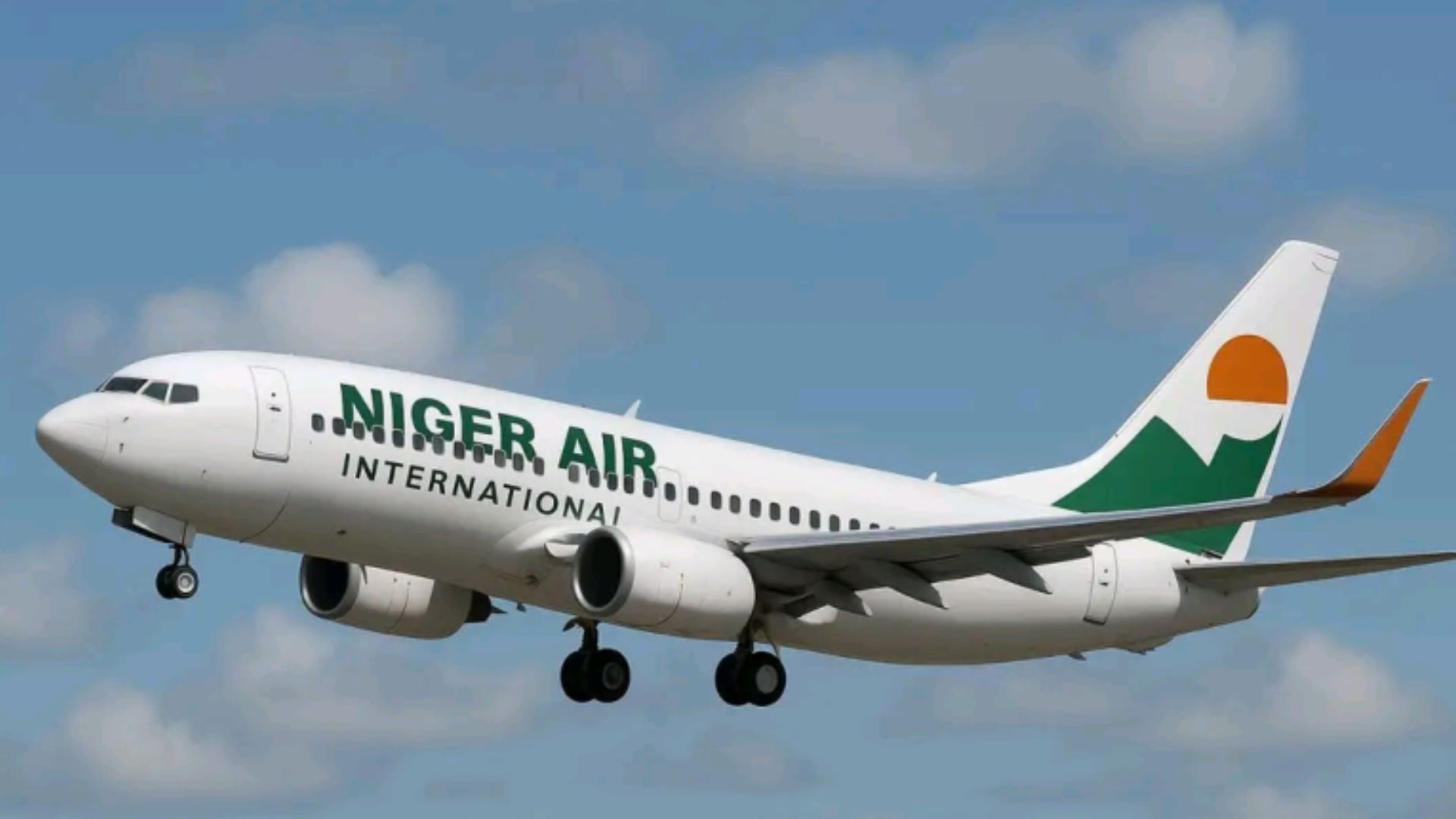 Avion de la compagnie Niger Air International en plein vol.