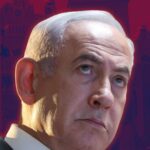 Portrait de Benjamin Netanyahu sur fond rouge sombre, symbolisant la tension et la crise au Moyen-Orient.