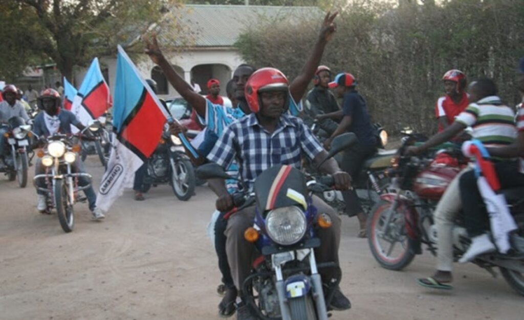Policiers tanzaniens faisant face à des manifestants dans la rue.