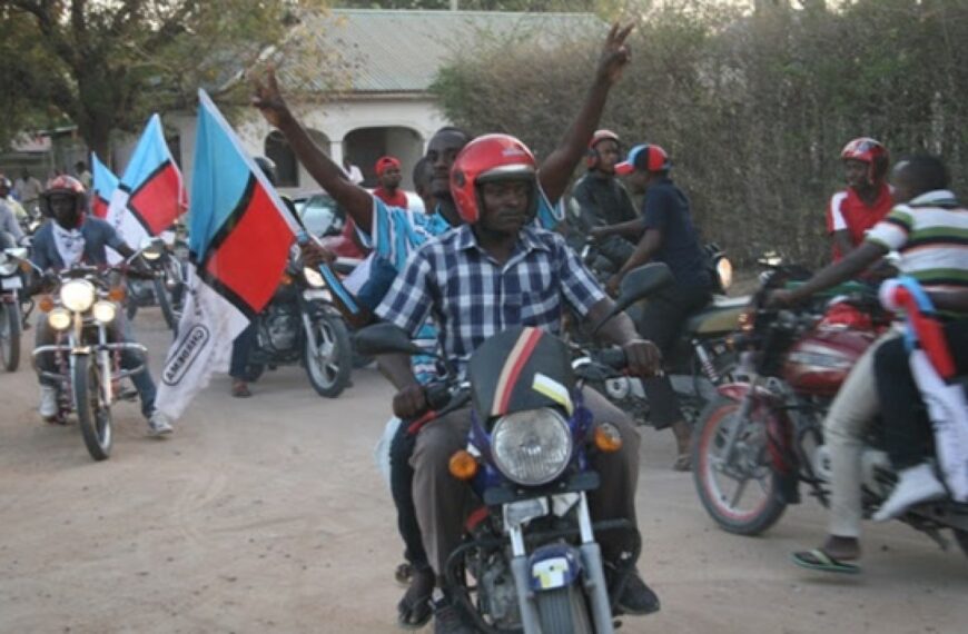 Policiers tanzaniens faisant face à des manifestants dans la rue.