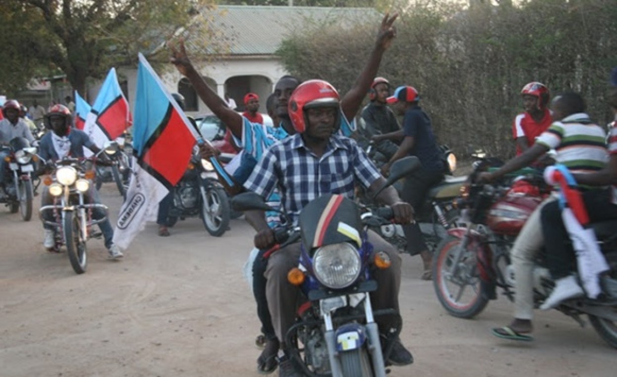 Policiers tanzaniens faisant face à des manifestants dans la rue.