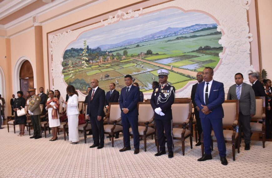 Réunion du gouvernement malgache autour du Président à Madagascar.