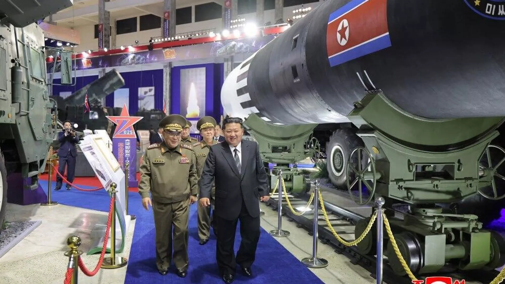 Kim Jong-un inspecte des armes de nouvelle génération lors d’une exposition en Corée du Nord.
