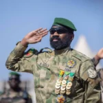 Le colonel malien salue les troupes (FAMa) lors d’une cérémonie militaire à Bamako.