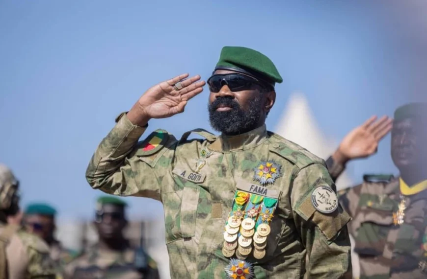 Le colonel malien salue les troupes (FAMa) lors d’une cérémonie militaire à Bamako.
