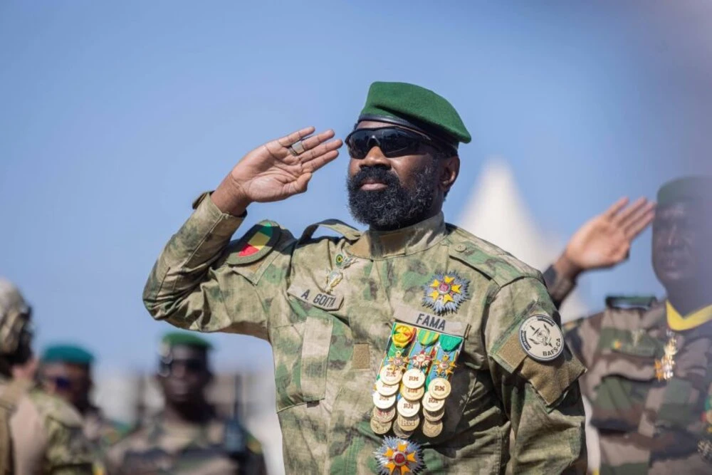 Le colonel malien salue les troupes (FAMa) lors d’une cérémonie militaire à Bamako.