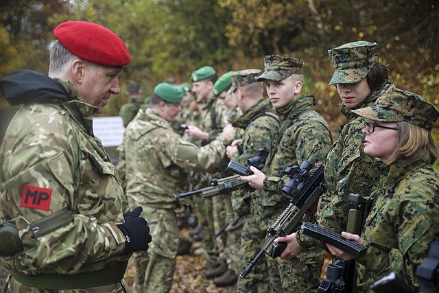 Des militaires britanniques et américains échangent lors d’un exercice conjoint de tir à Edimbourg, au Royaume-Uni.