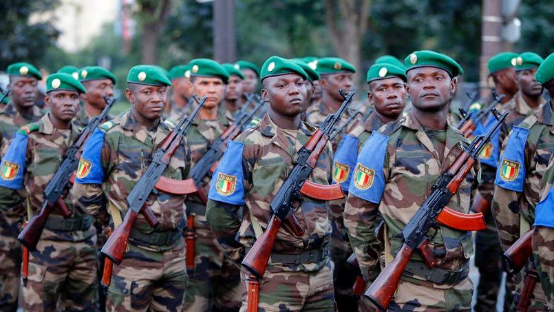 Militaires des FAMa en uniforme de cérémonie, alignés lors d’un rassemblement officiel à Bamako.