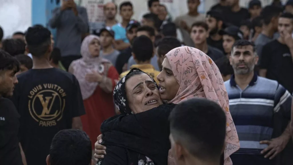 CIJ Israël aide humanitaire Palestine : civils palestiniens exprimant leur détresse à Gaza, image illustrant la crise humanitaire provoquée par le blocus.