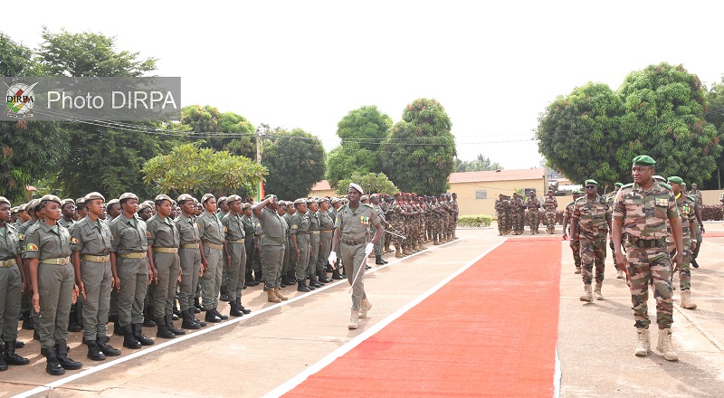 Les FAMa rendent les honneurs lors d’une cérémonie officielle à Bamako