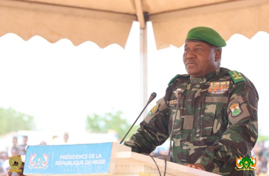 Le président nigérien, en uniforme militaire, s’exprime à la tribune lors d’un meeting populaire à Téra.