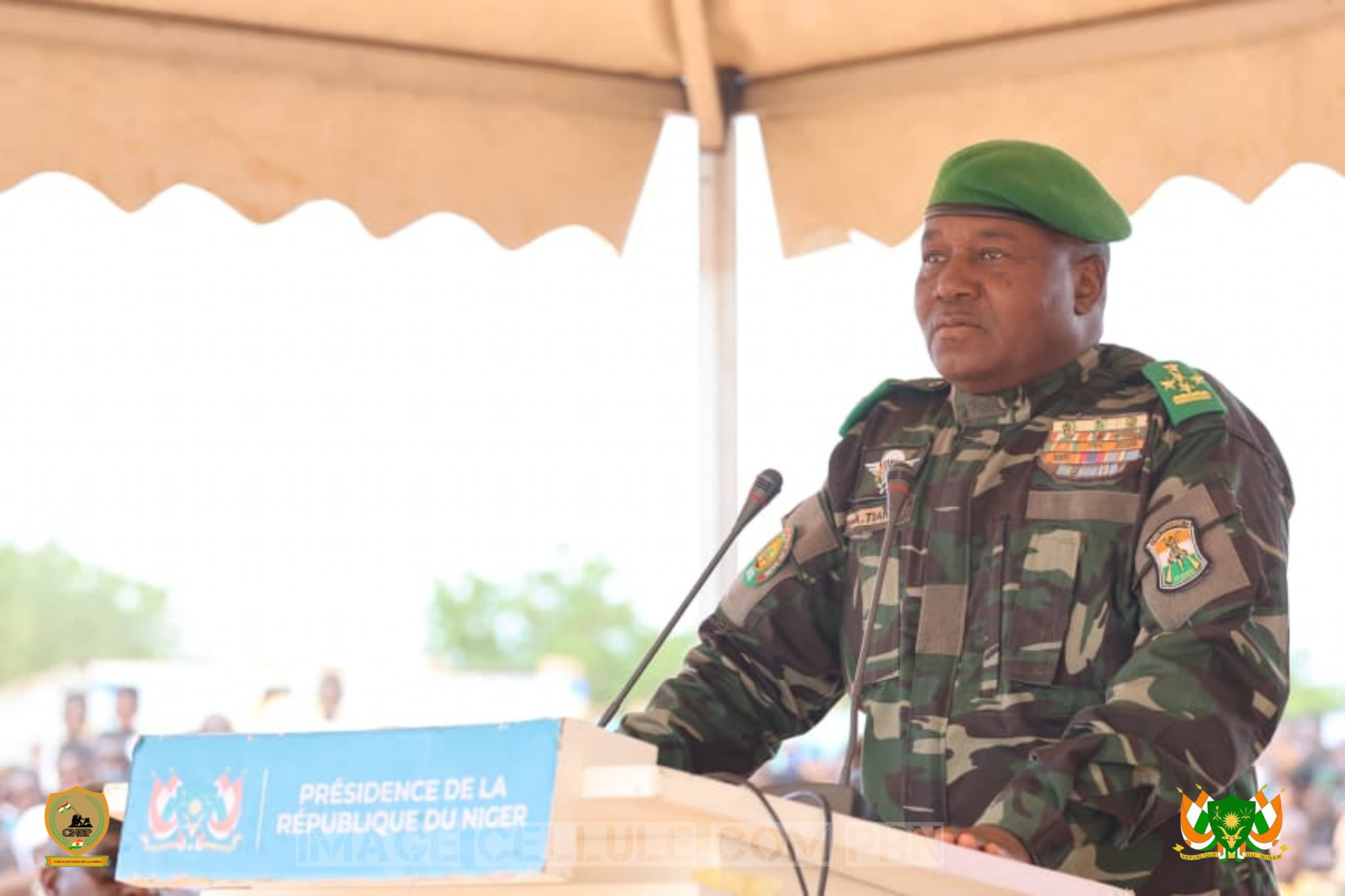 Le président nigérien, en uniforme militaire, s’exprime à la tribune lors d’un meeting populaire à Téra.